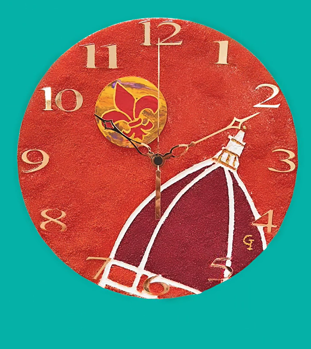 Un orologio rosso con le lancette sui numeri 11 e 12