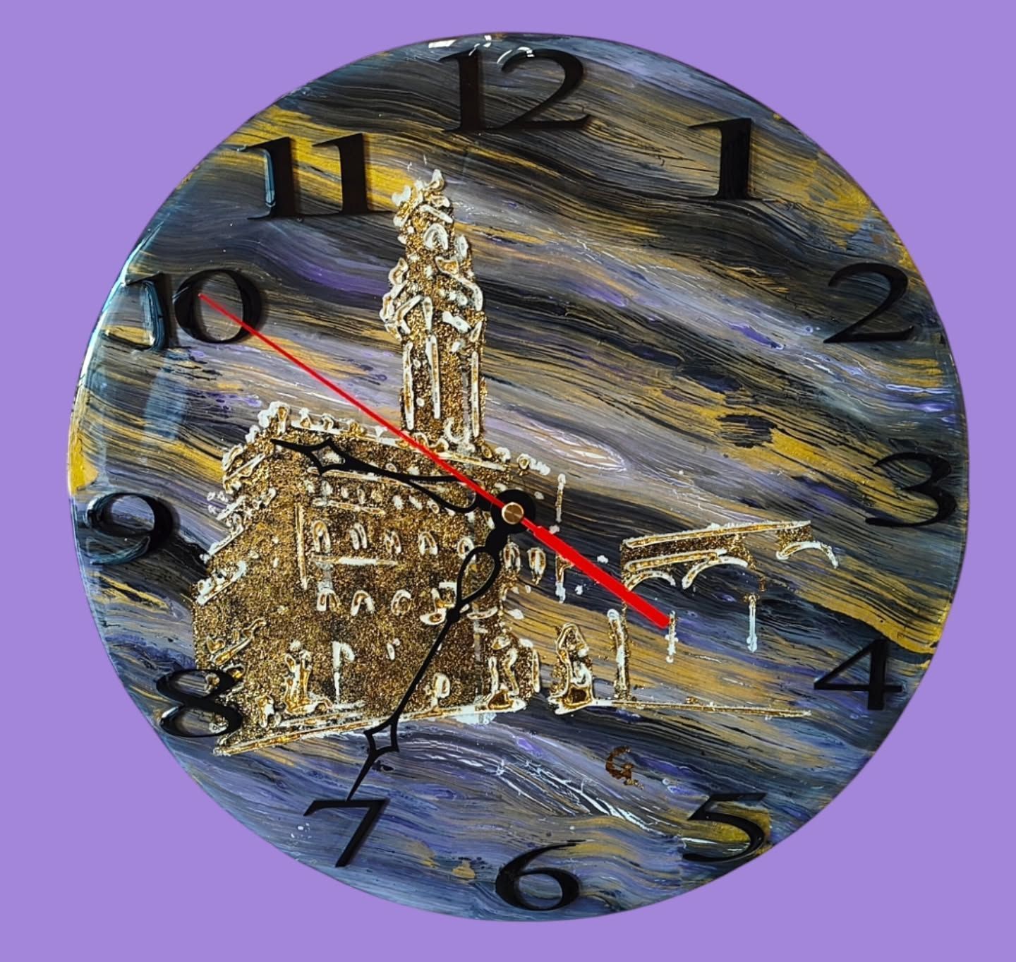 Un orologio con l'immagine di un castello sopra
