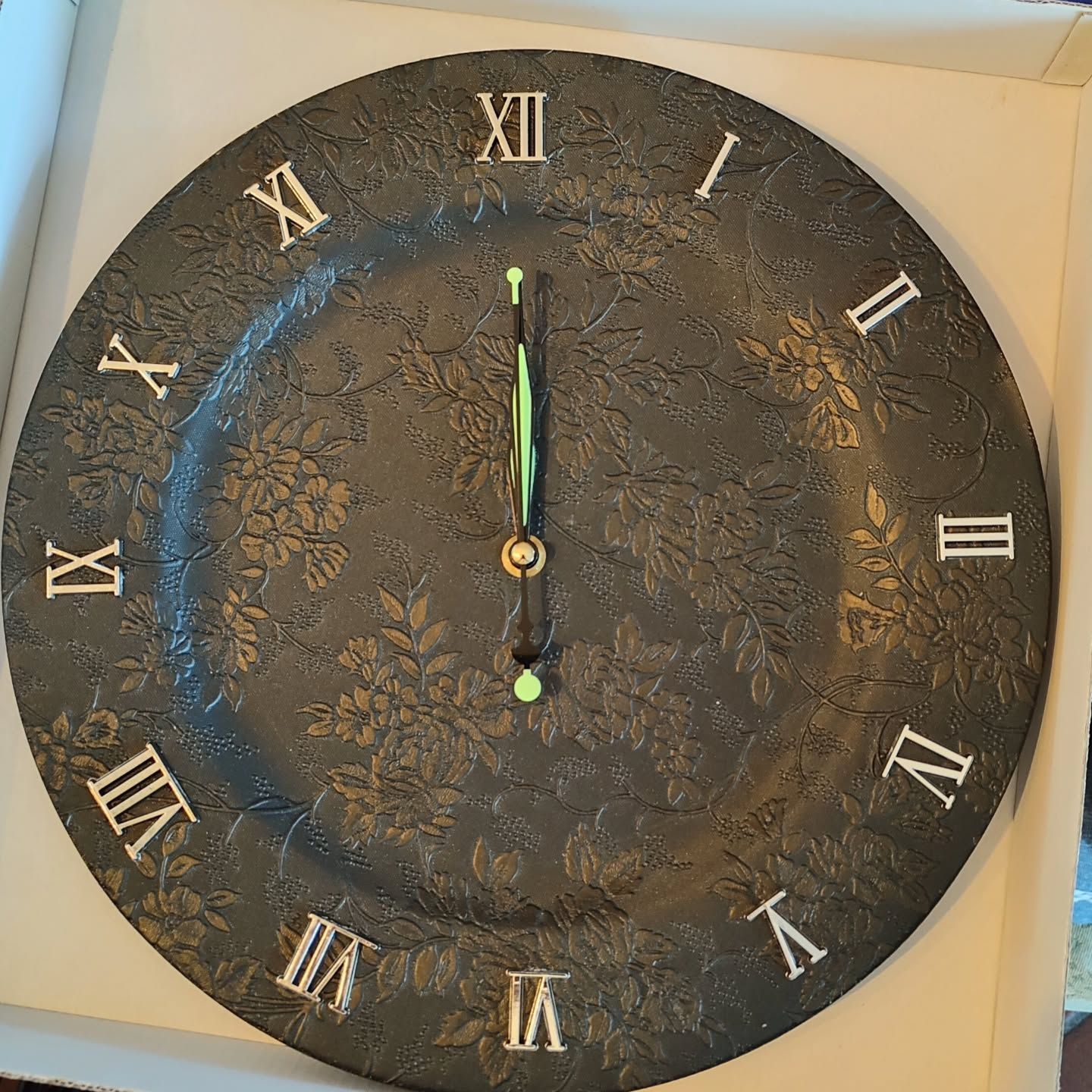 Un orologio nero con numeri romani