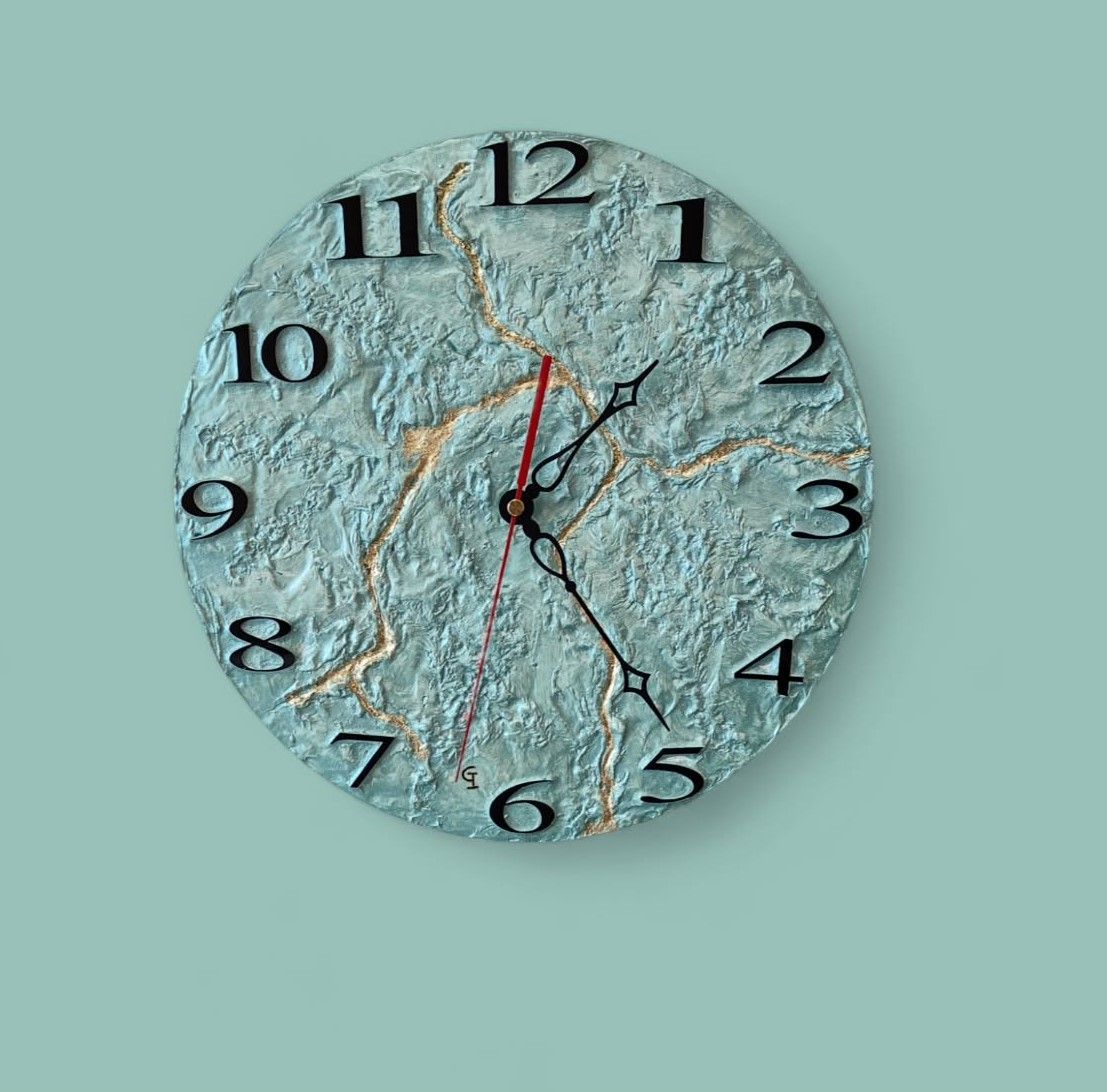 Un orologio su una parete blu segna le 4:20