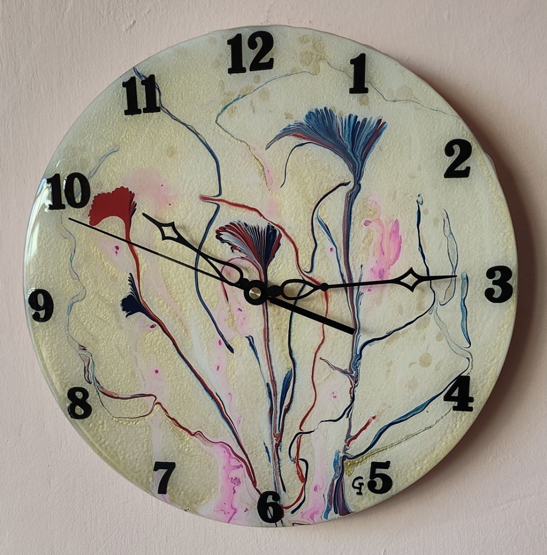 Un orologio con un'immagine di fiori sopra