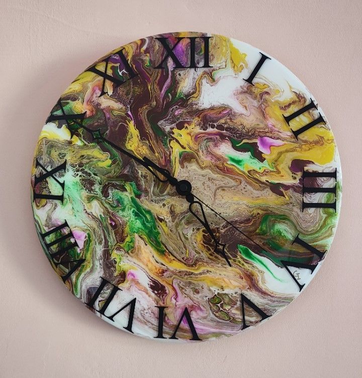 Un orologio colorato con numeri romani