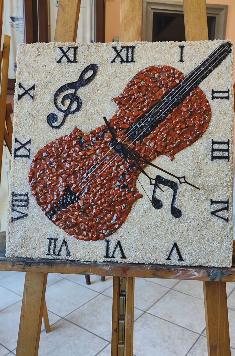 Un orologio con un violino e una chiave di violino