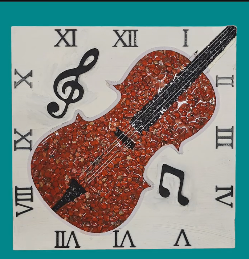 Un orologio con un violino e una chiave di violino