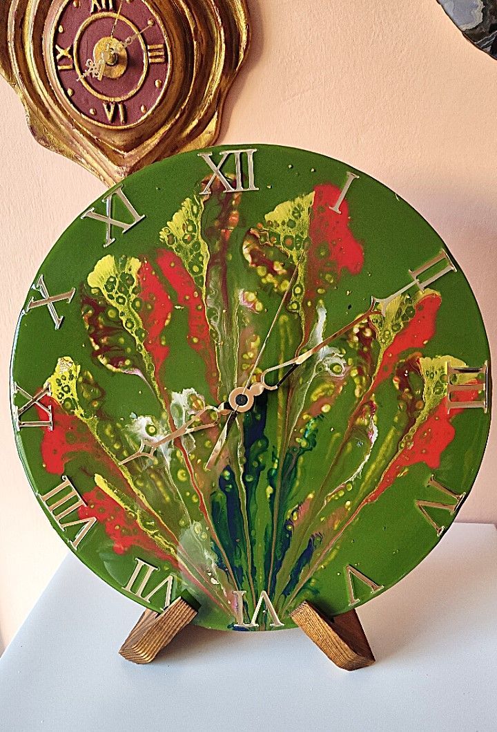 Un orologio verde con numeri romani