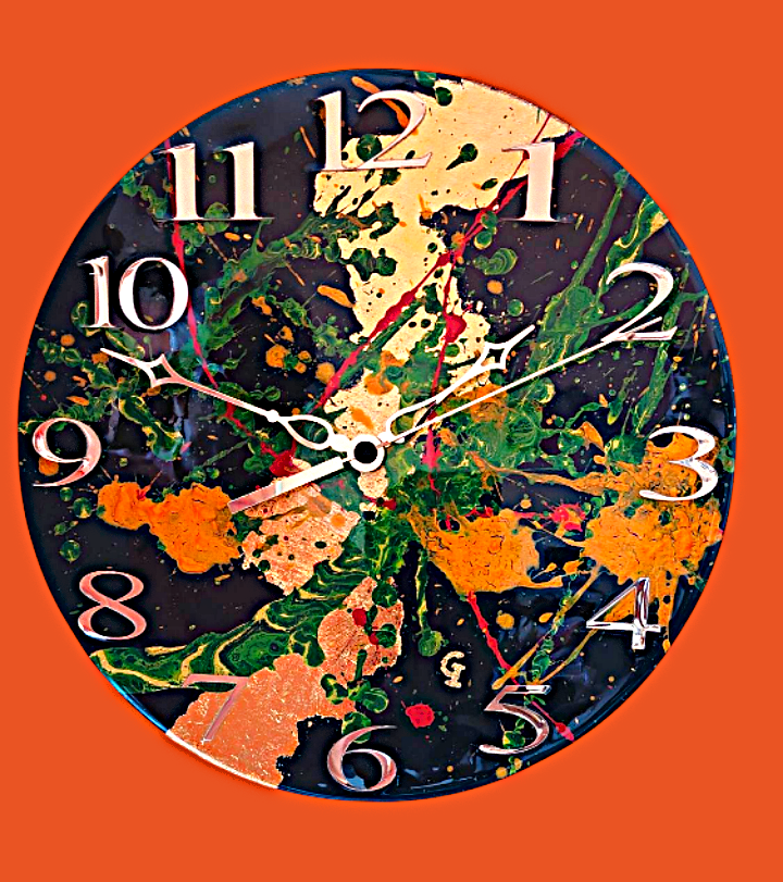 Un orologio colorato con le lancette sui numeri 11 e 12