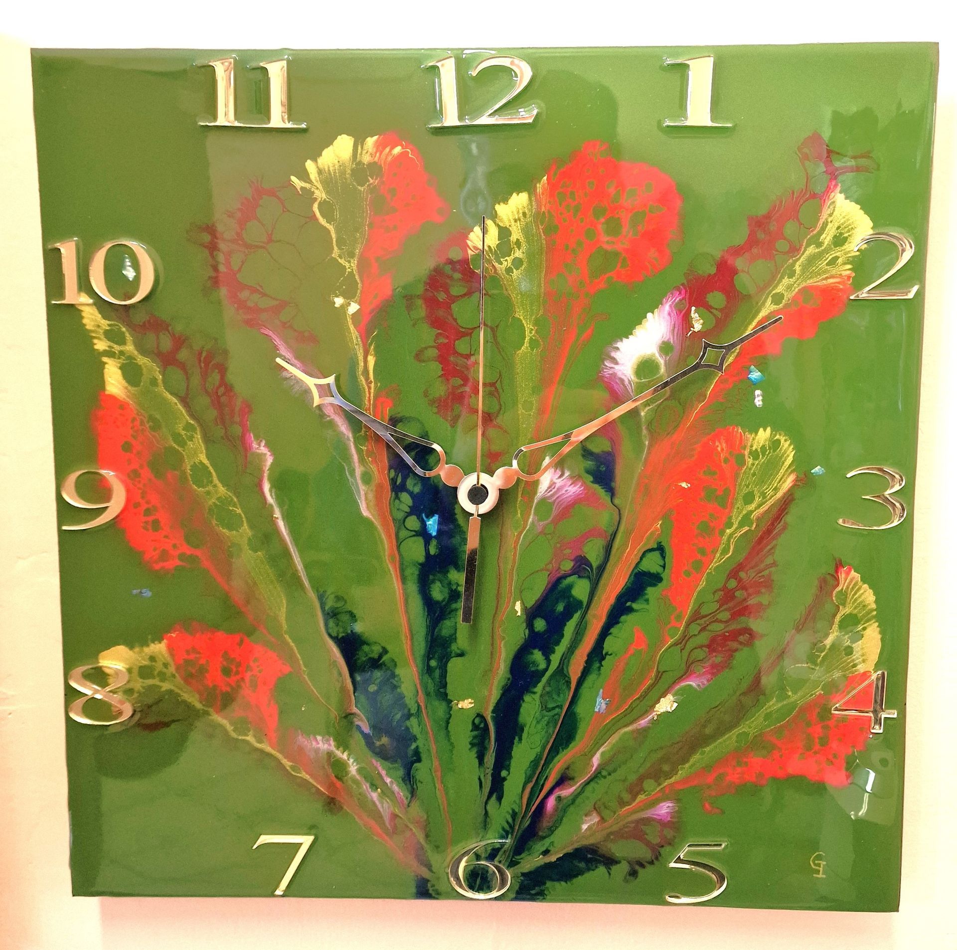 Un orologio con un'immagine di fiori sopra