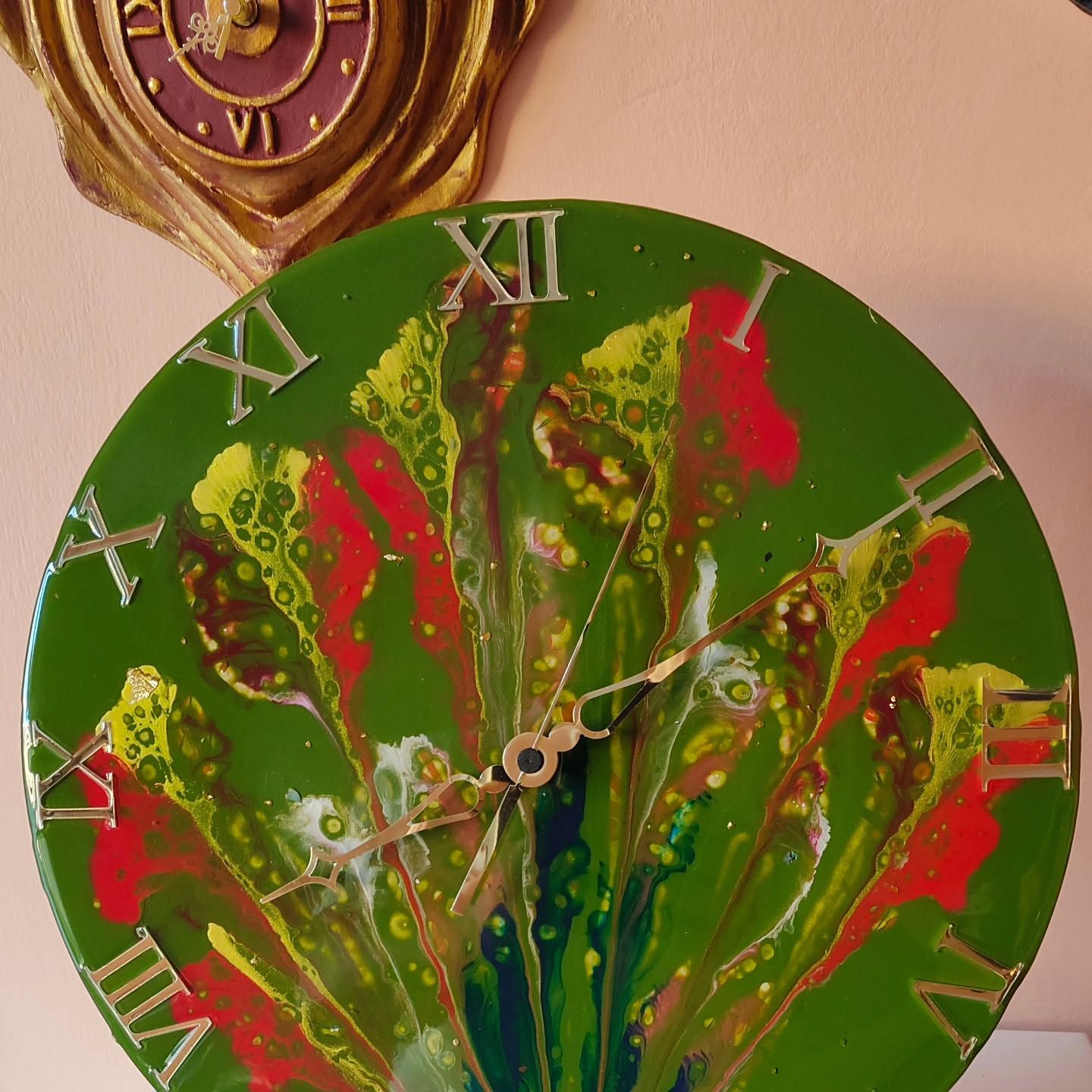 Un orologio verde con numeri romani