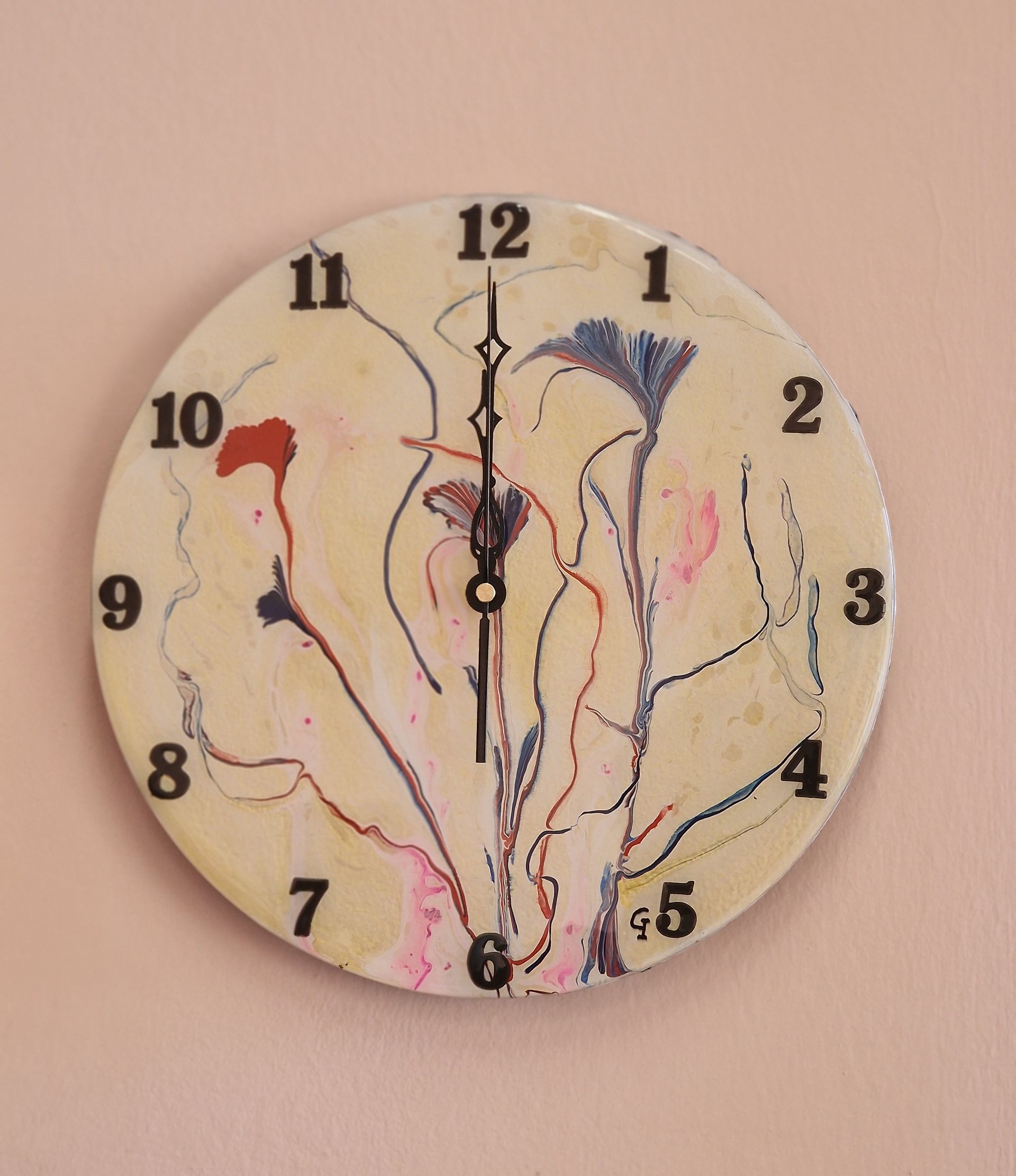 Un orologio con dei fiori segna le 4:20