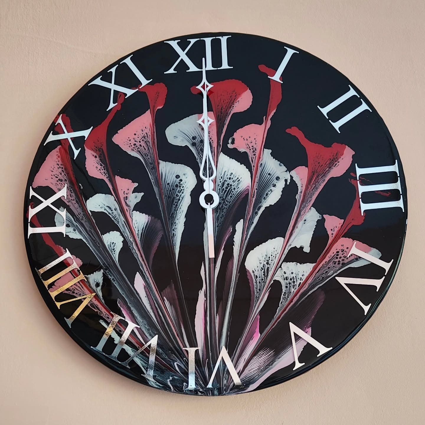 Un orologio con numeri romani e fiori sopra