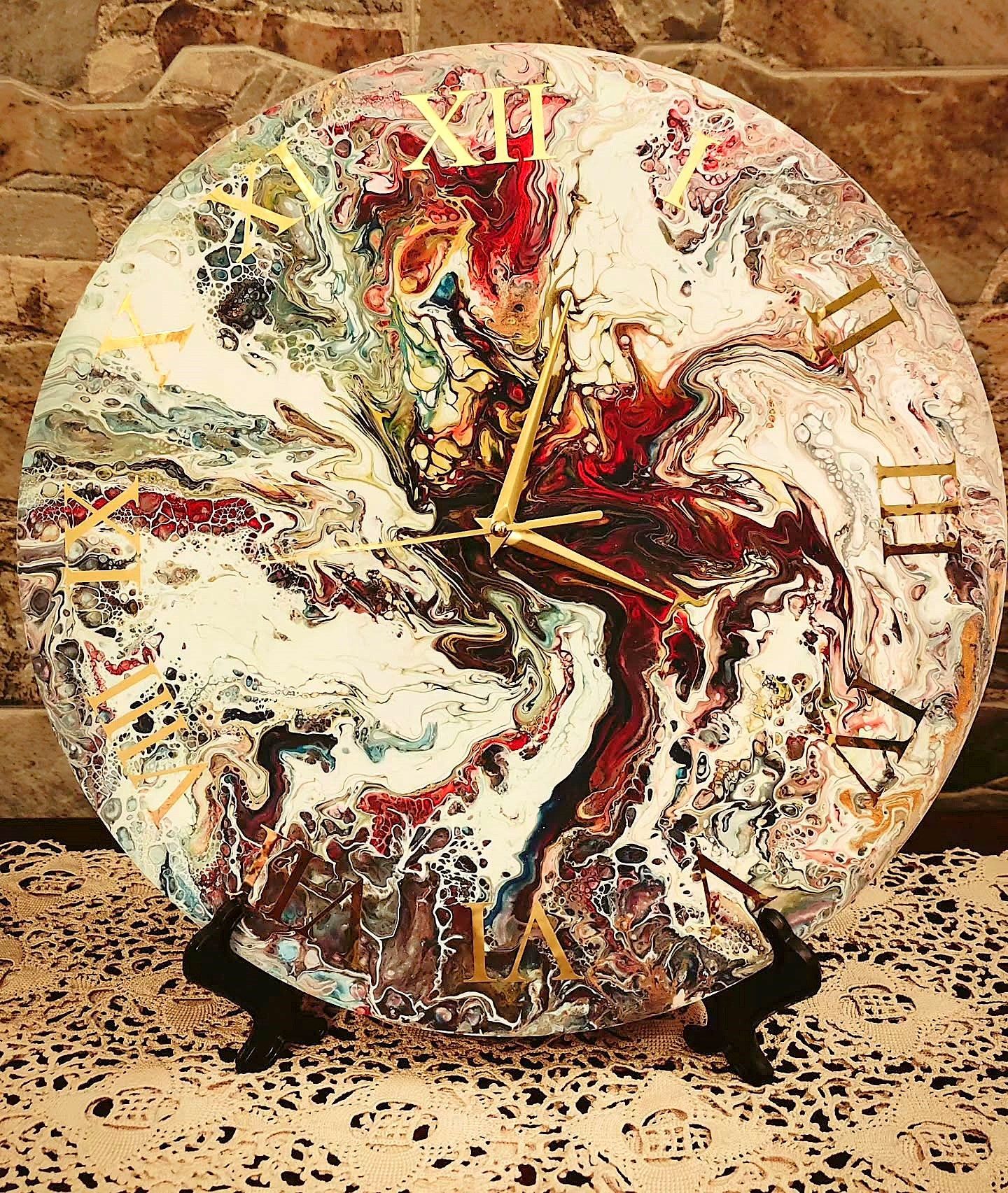 Un orologio con numeri romani è appoggiato su un tavolo.