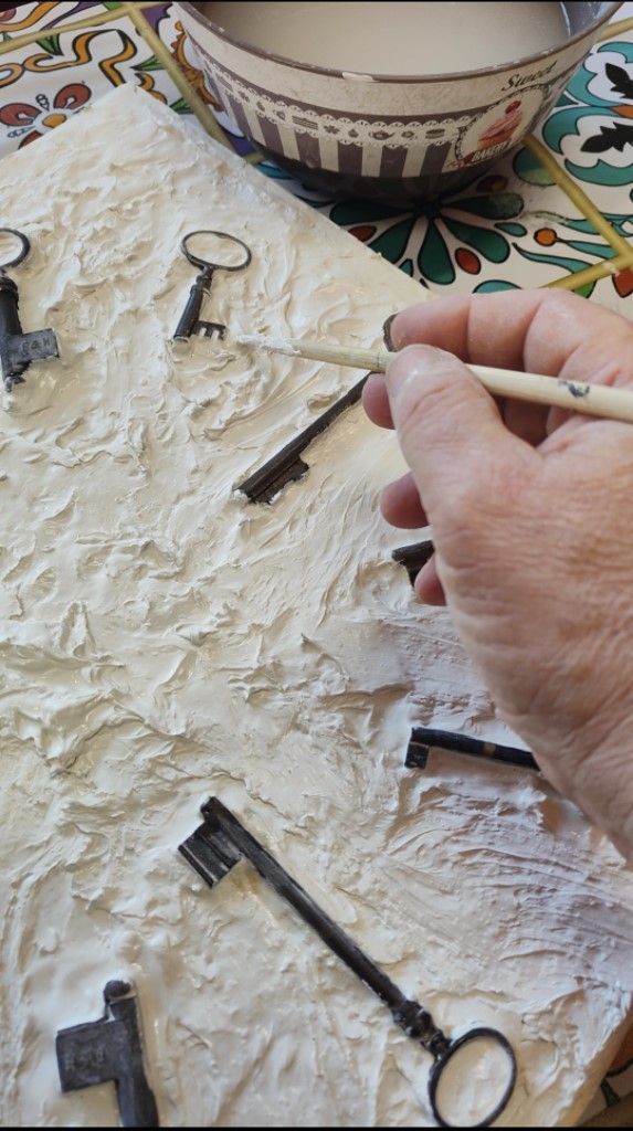 Una persona sta dipingendo le chiavi su un pezzo di carta