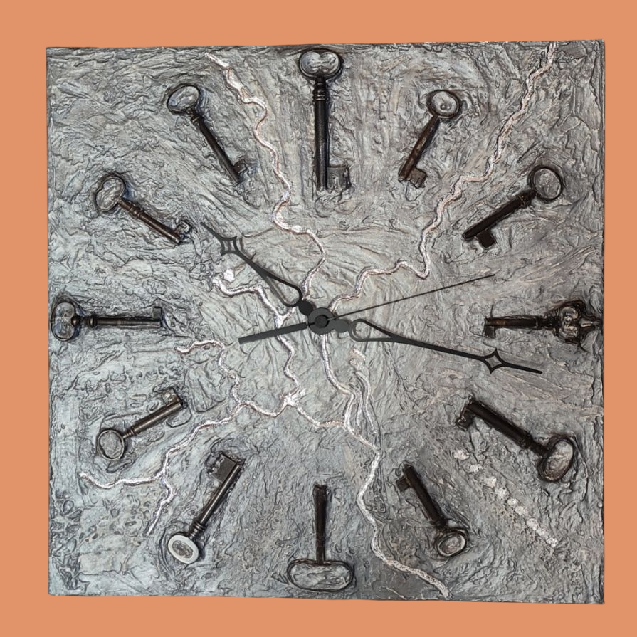 Un orologio quadrato con i tasti e le lancette sui numeri da 1 a 12