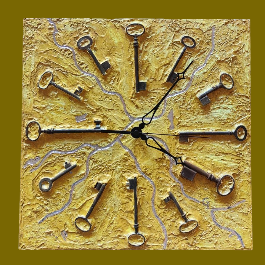 Un orologio con le chiavi indica le 4:20