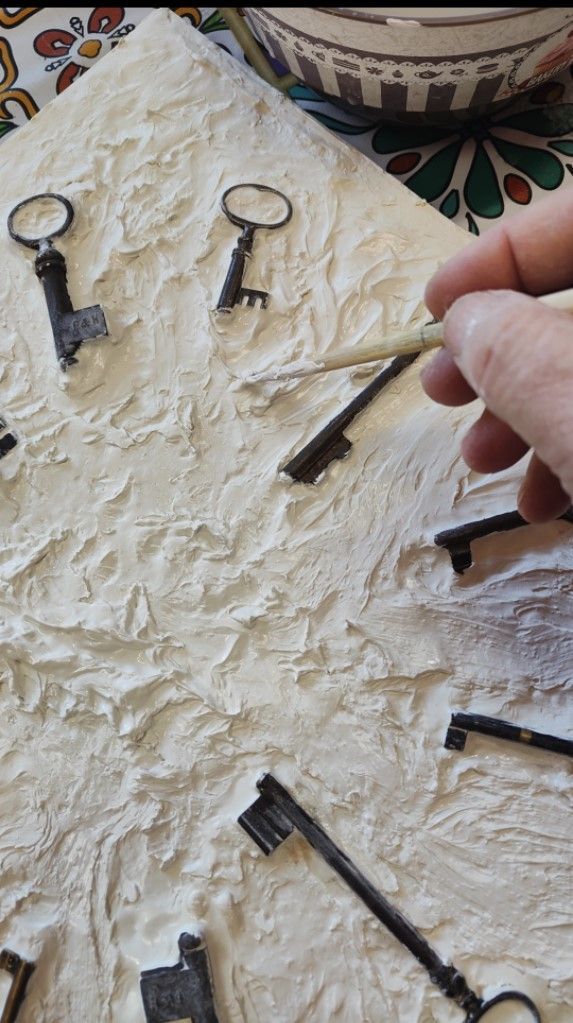 Una persona sta dipingendo le chiavi su un pezzo di carta