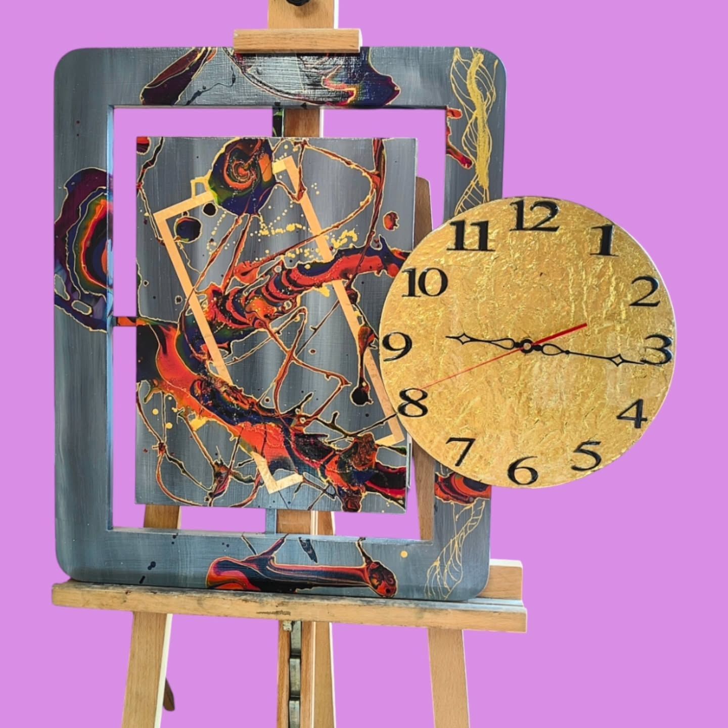 Un orologio su un cavalletto con un dipinto dietro