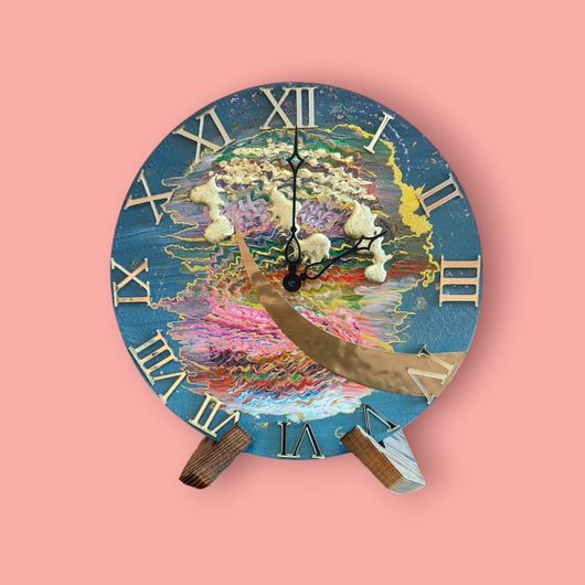 Un orologio colorato con numeri romani su sfondo rosa