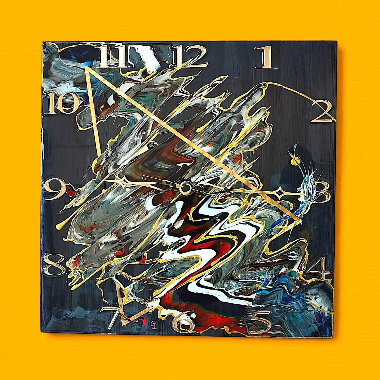 Un orologio colorato su uno sfondo giallo indica le 10:10