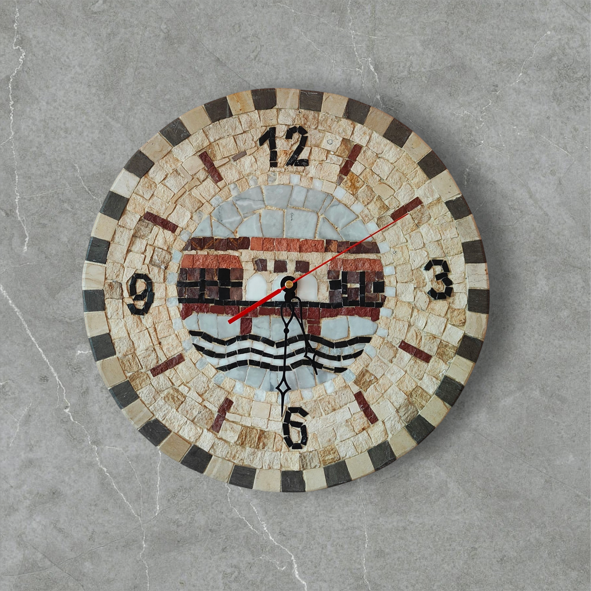 Un orologio a mosaico con le lancette sui numeri 12 e 3