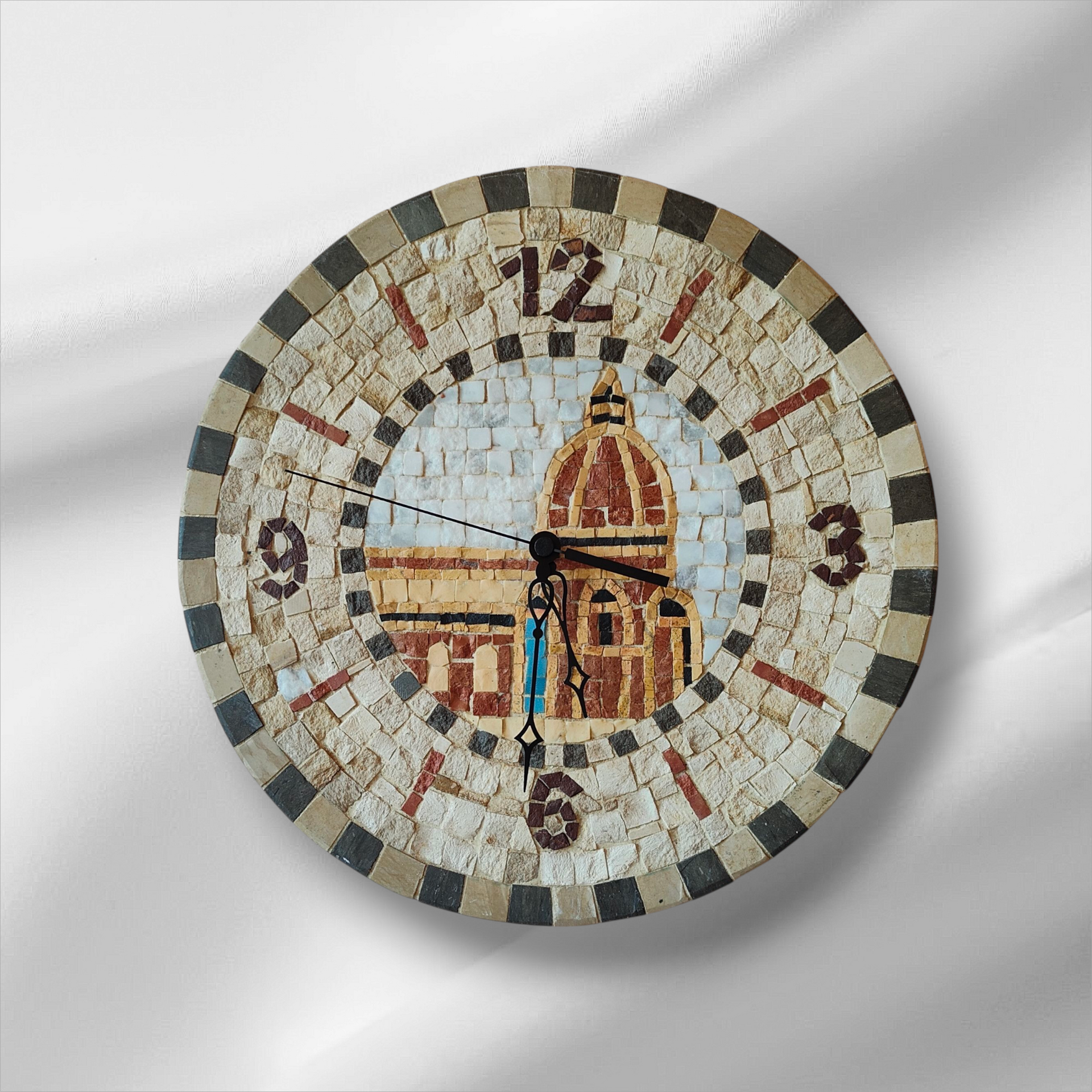 Un orologio a mosaico con l'immagine di un edificio su di esso