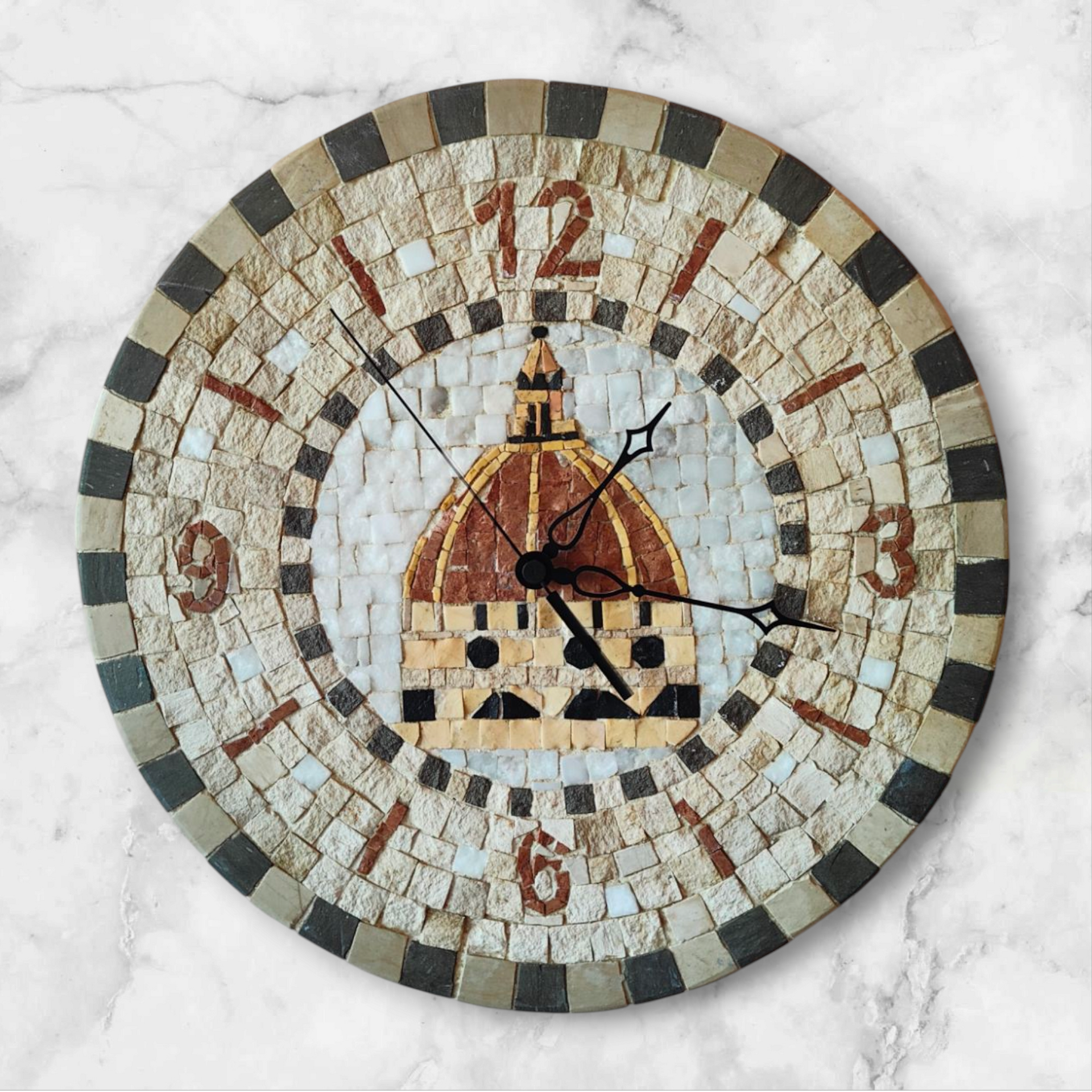 Un orologio a mosaico con una cupola sul quadrante indica le 4:20