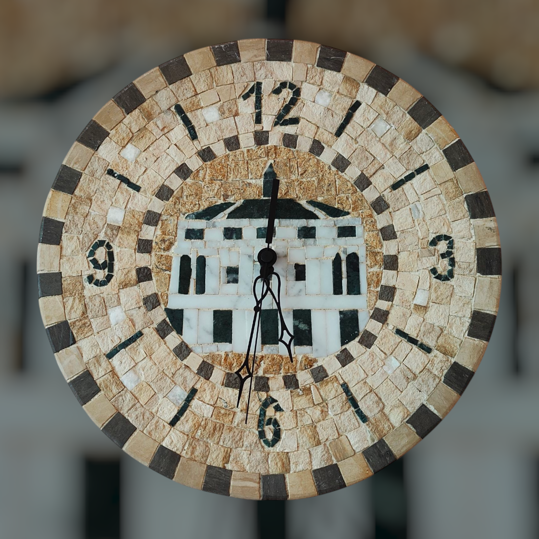 Un orologio con una casa al centro e le lancette sui numeri da 1 a 12