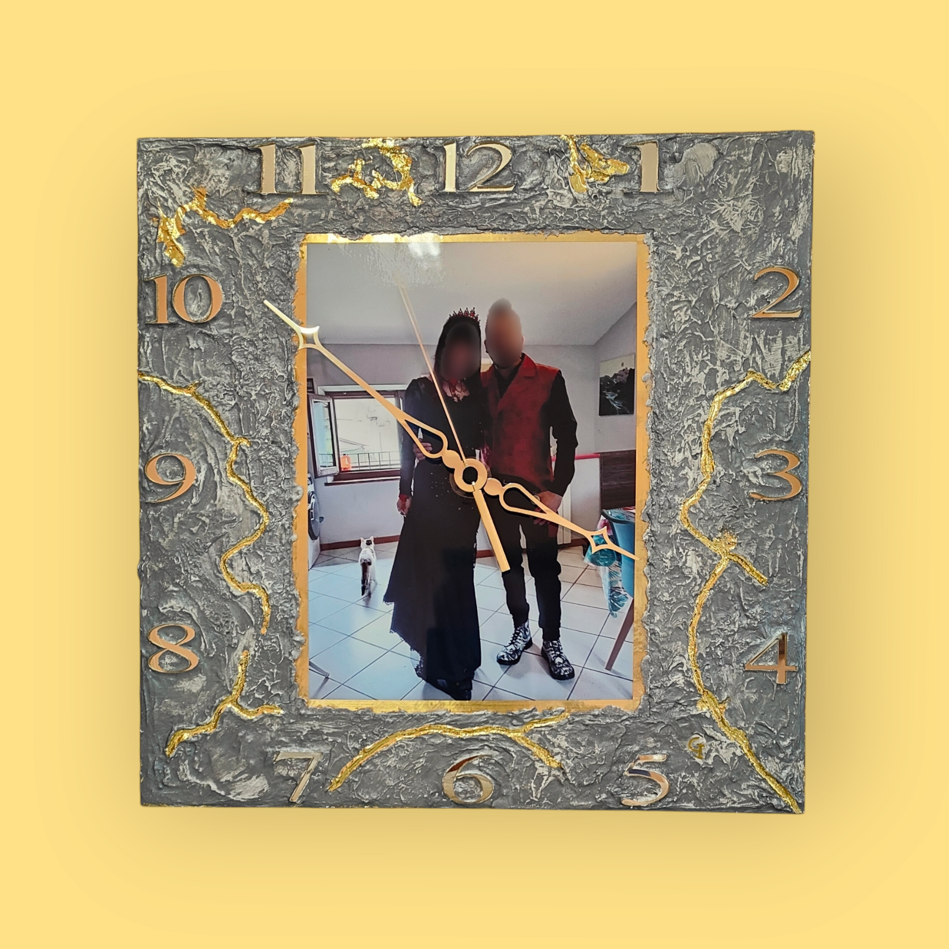 Un orologio con l'immagine di un uomo e una donna