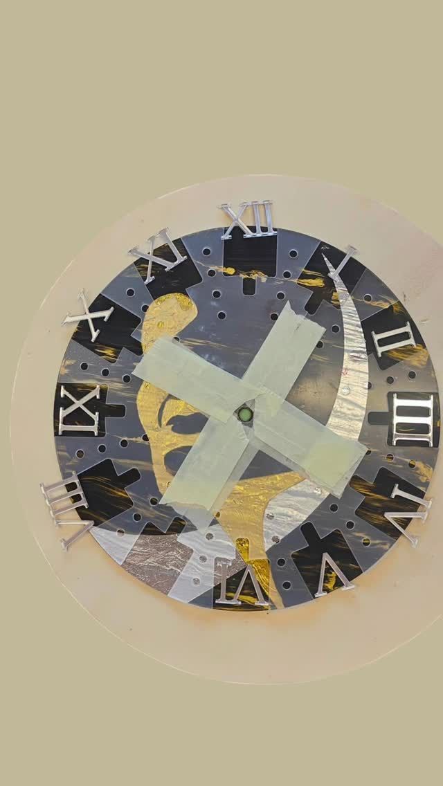 Un primo piano del quadrante di un orologio con numeri romani