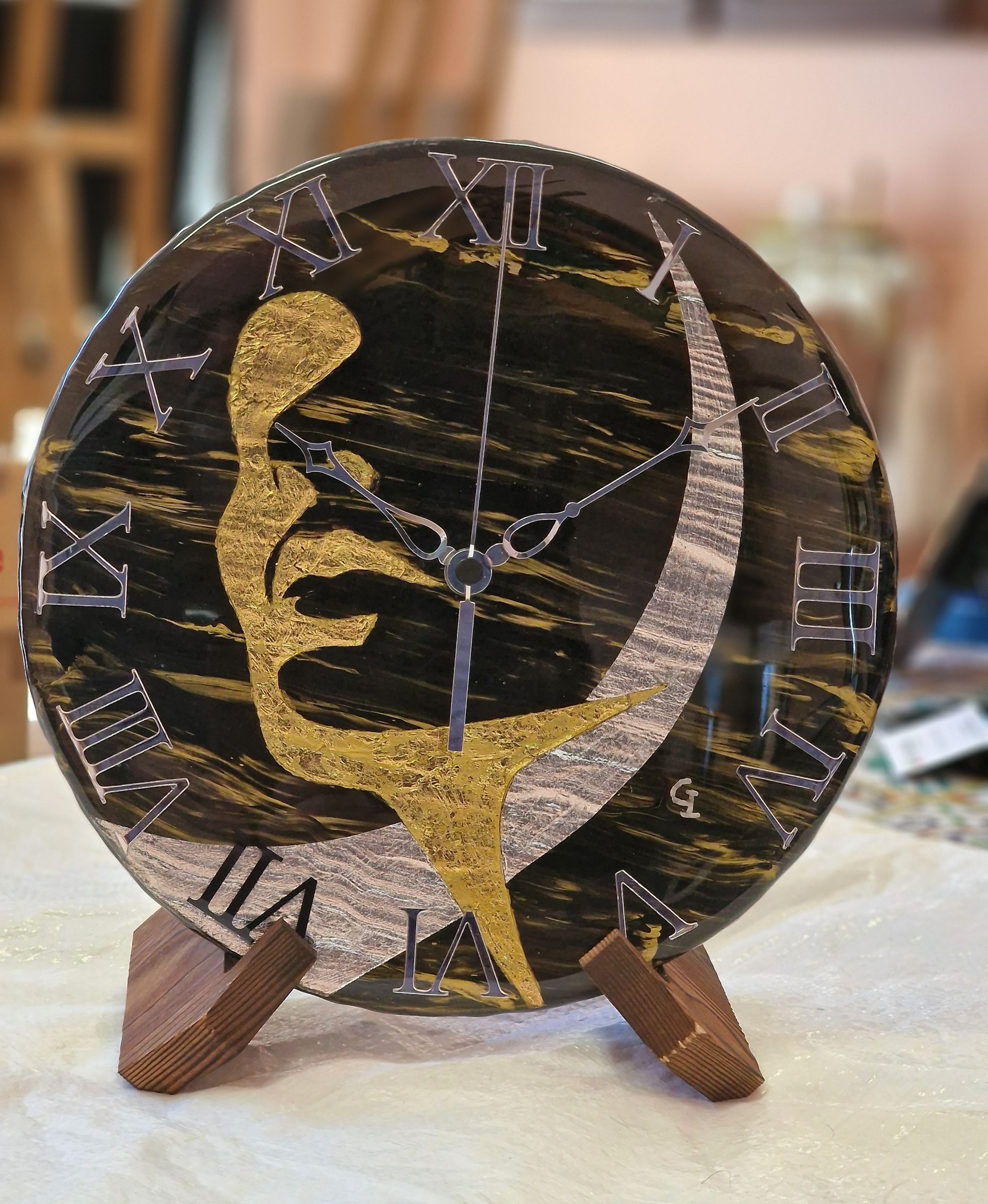 Un orologio con numeri romani e un quadrante