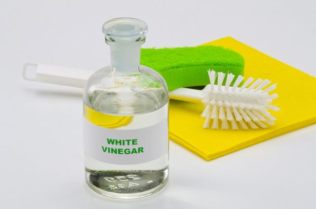 What's in White Vinegar? - Plus 11 Ways to Use It