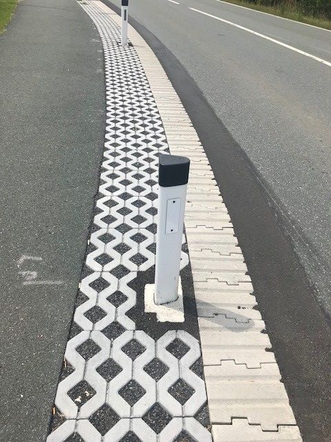 Ein weißer Pfosten am Straßenrand