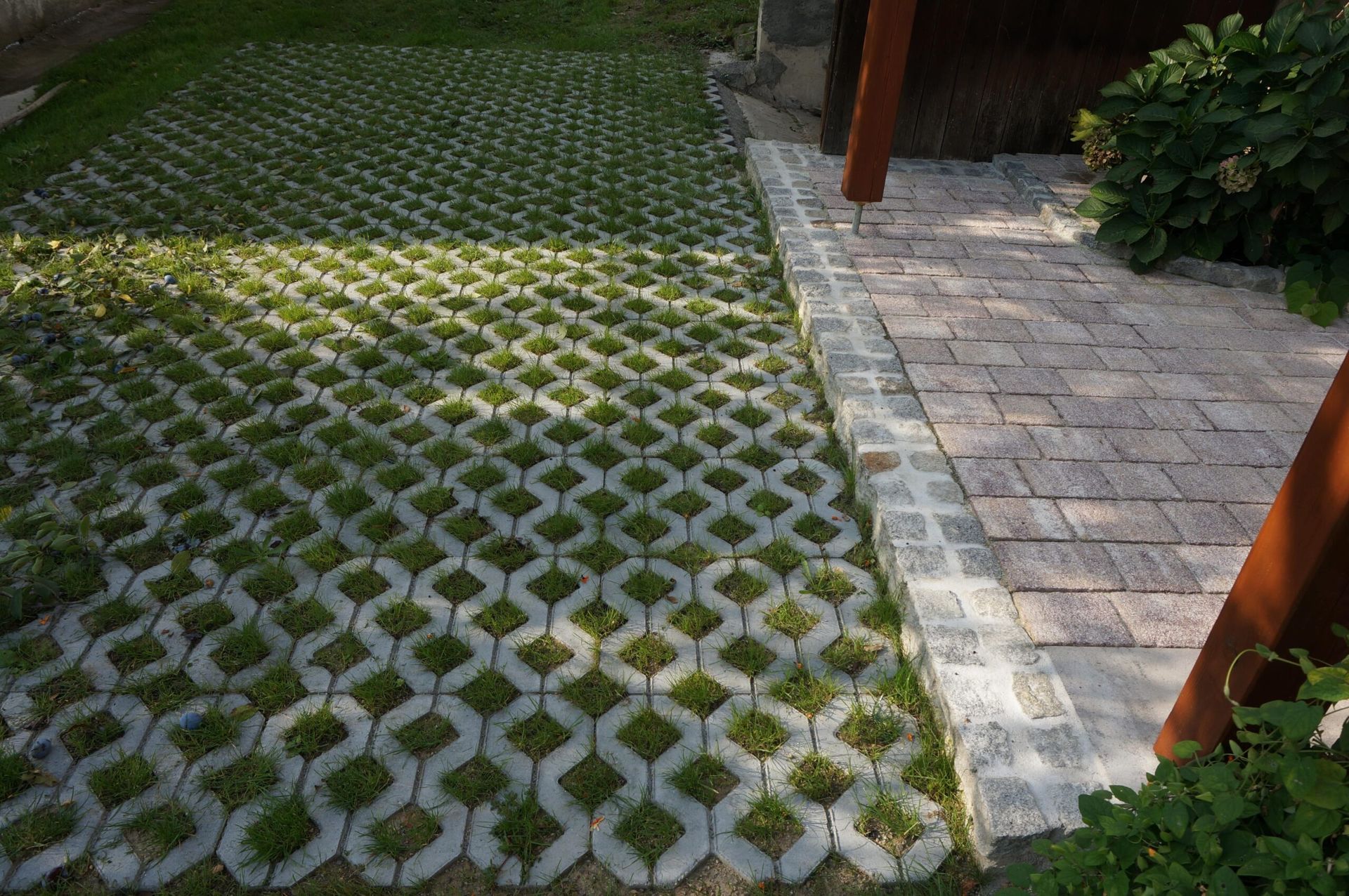 Ein Ziegelweg mit einem Grasmuster darauf.