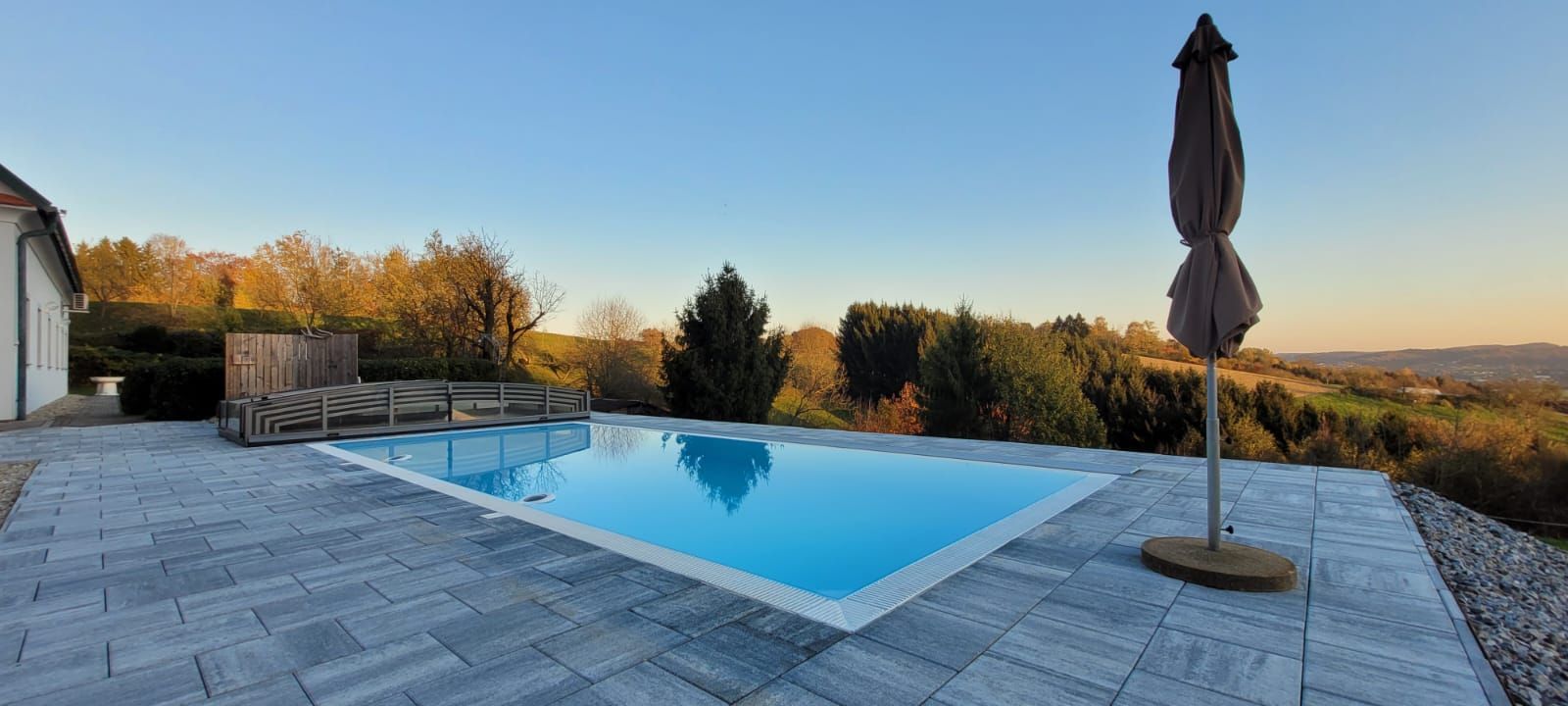 Ein großer Swimmingpool mit einem Sonnenschirm an der Seite.