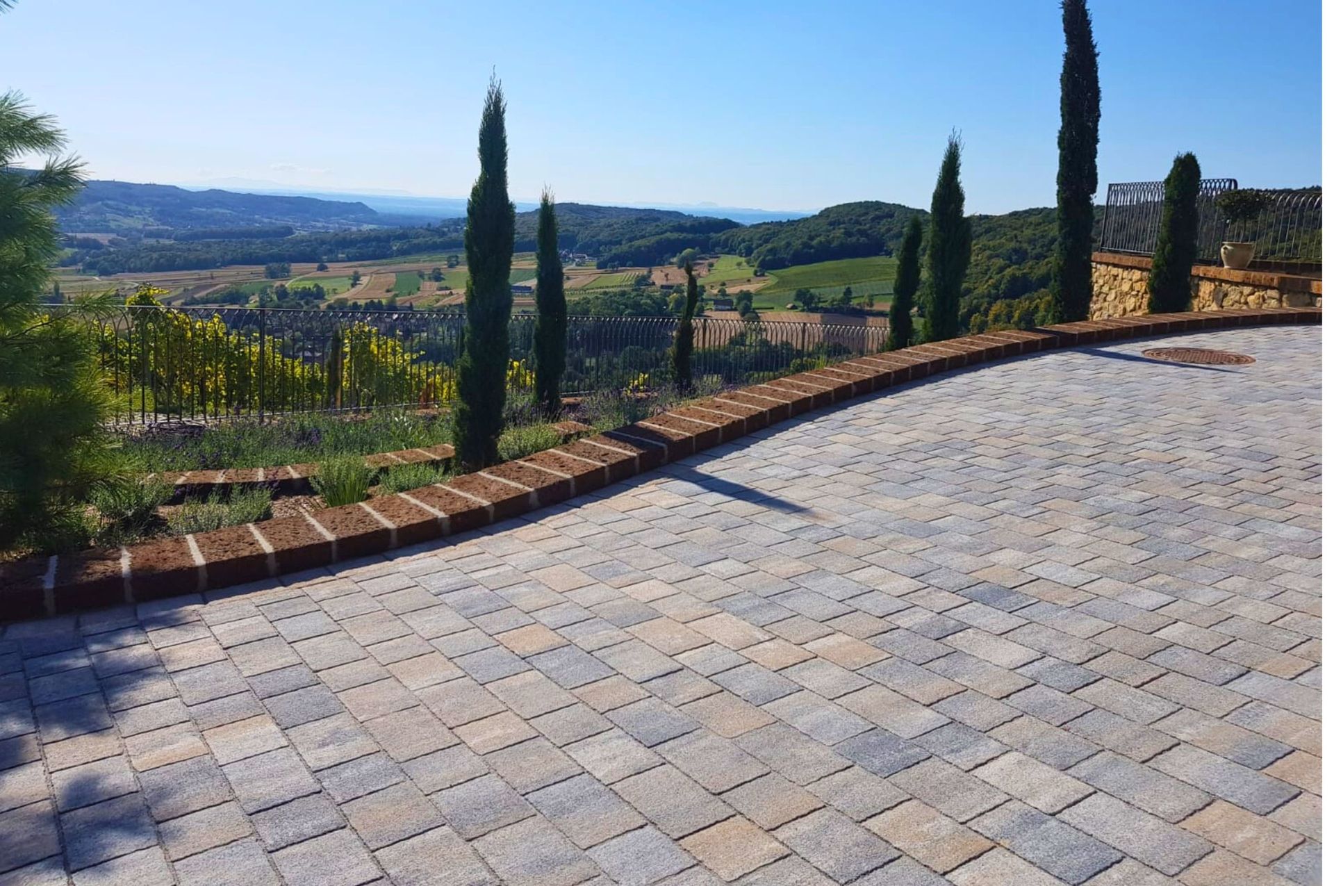 Eine gemauerte Auffahrt mit Blick auf einen Weinberg