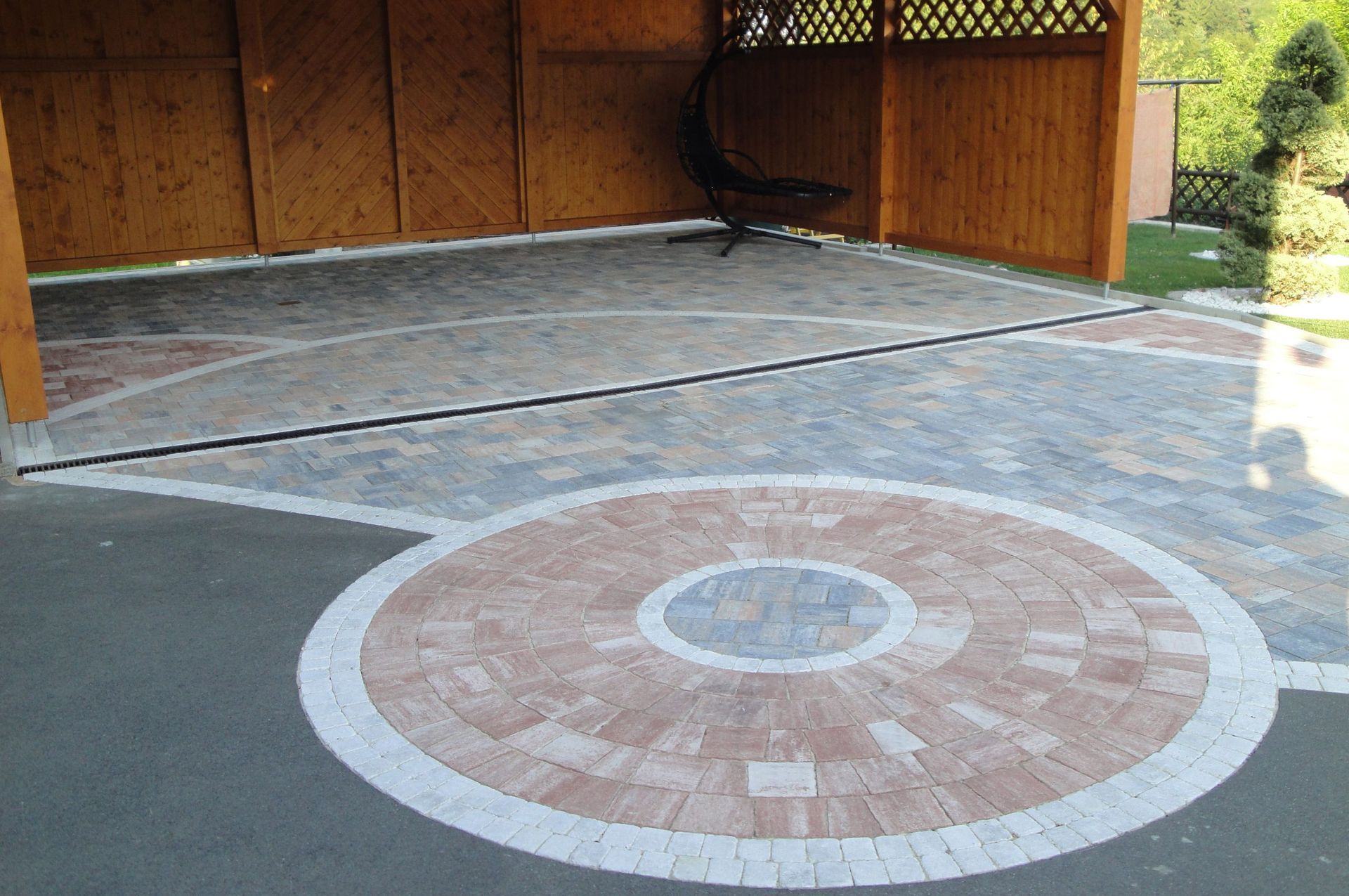 Eine Auffahrt mit einem kreisförmigen Design in der Mitte