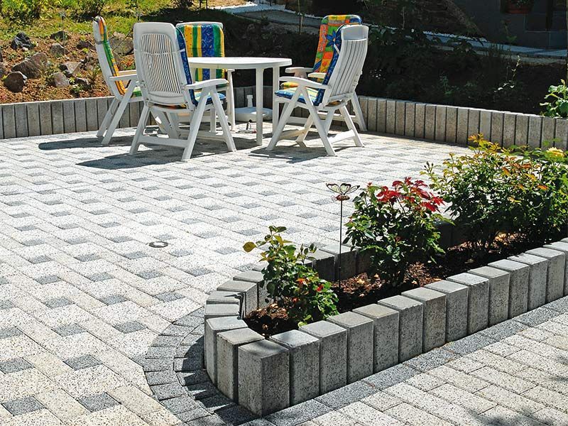 Eine Terrasse mit einem Tisch und Stühlen darauf