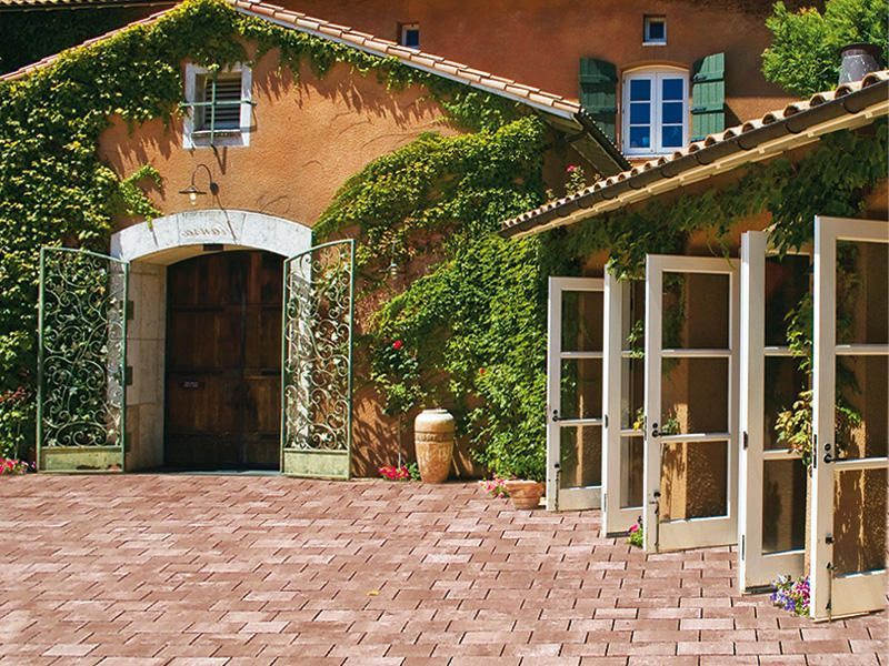 Ein Haus mit einer gepflasterten Auffahrt davor