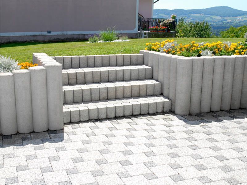 Eine Reihe von Betonstufen, die zu einem Haus führen