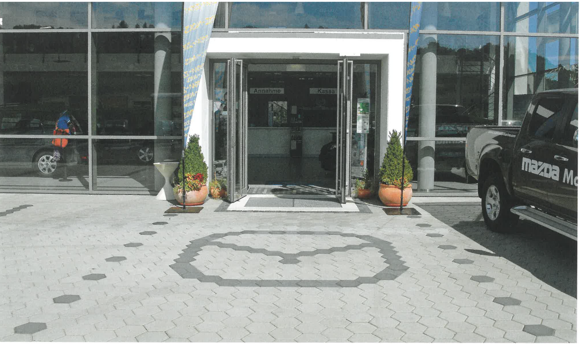 Ein Mazda-Truck steht vor einem Autohaus