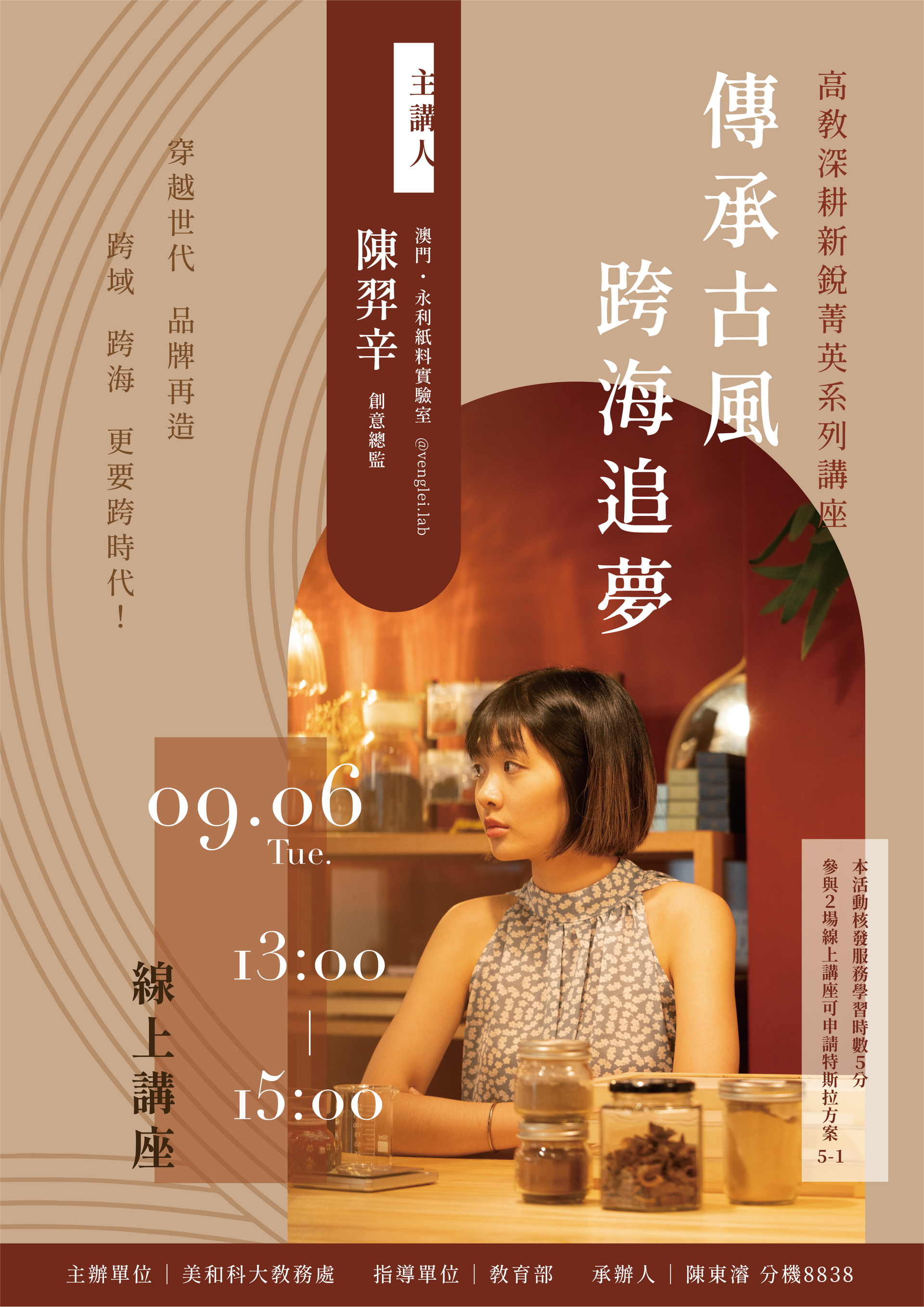 一位女士坐在桌旁，面前放著幾罐食物。