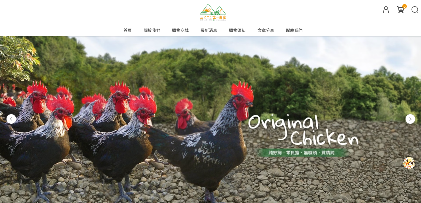 一群紅羽黑雞站在田野裡。