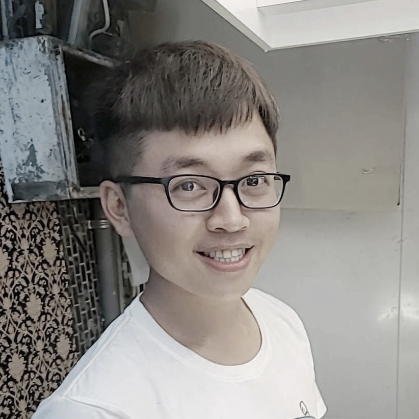 黑白照片中,一名身穿白色夾克的女子微笑著。