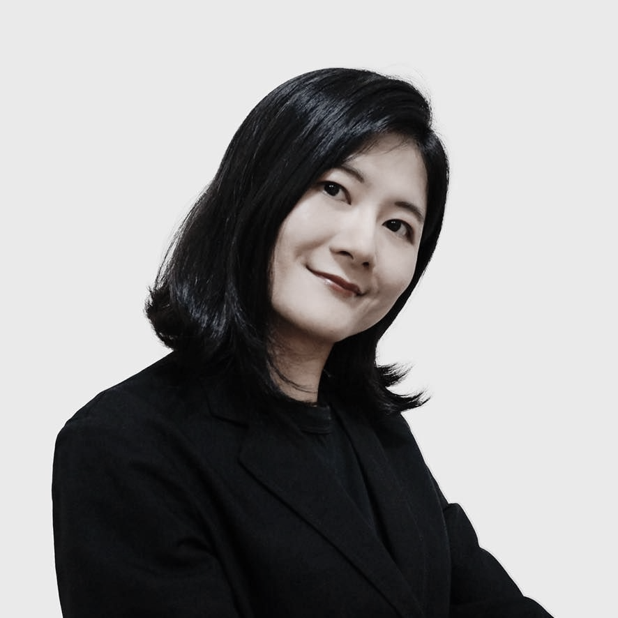 黑白照片中,一名身穿條紋襯衫的女子正在微笑。