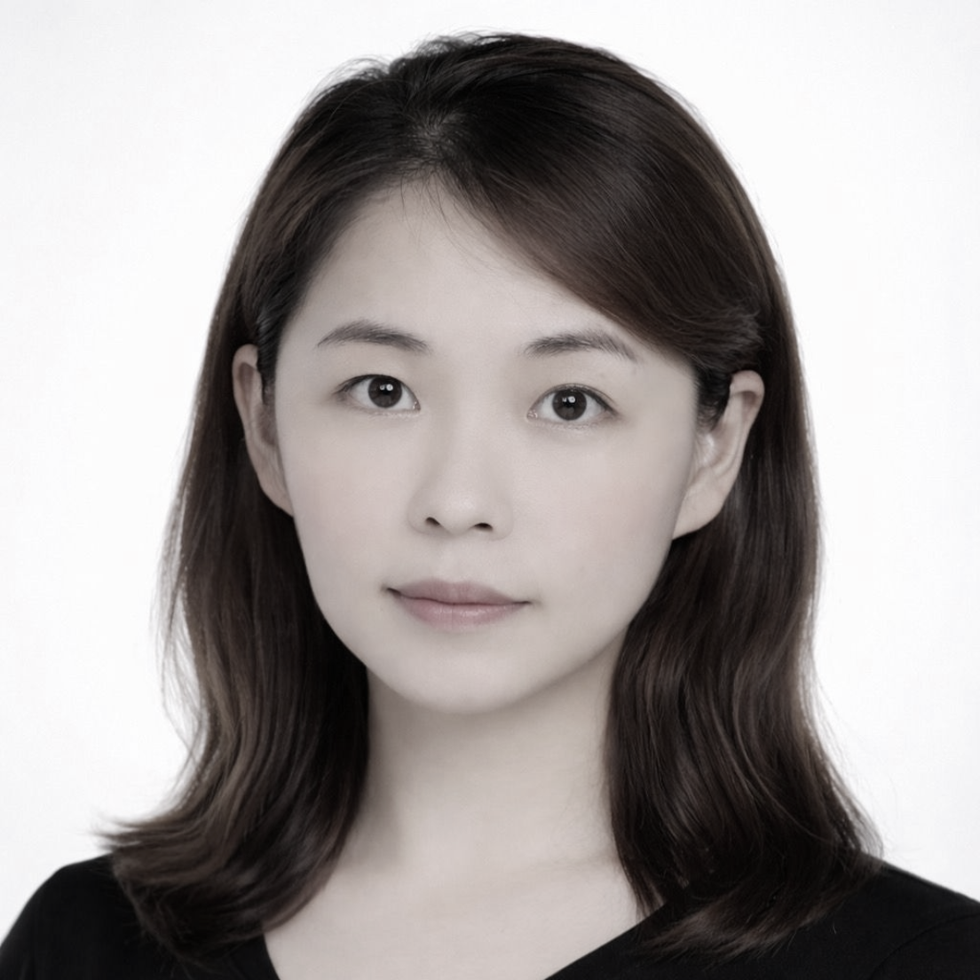 黑白照片中,一名身穿條紋襯衫的女子正在微笑。