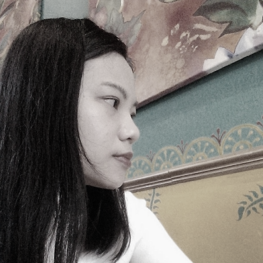 黑白照片中,一名身穿白色夾克的女子微笑著。