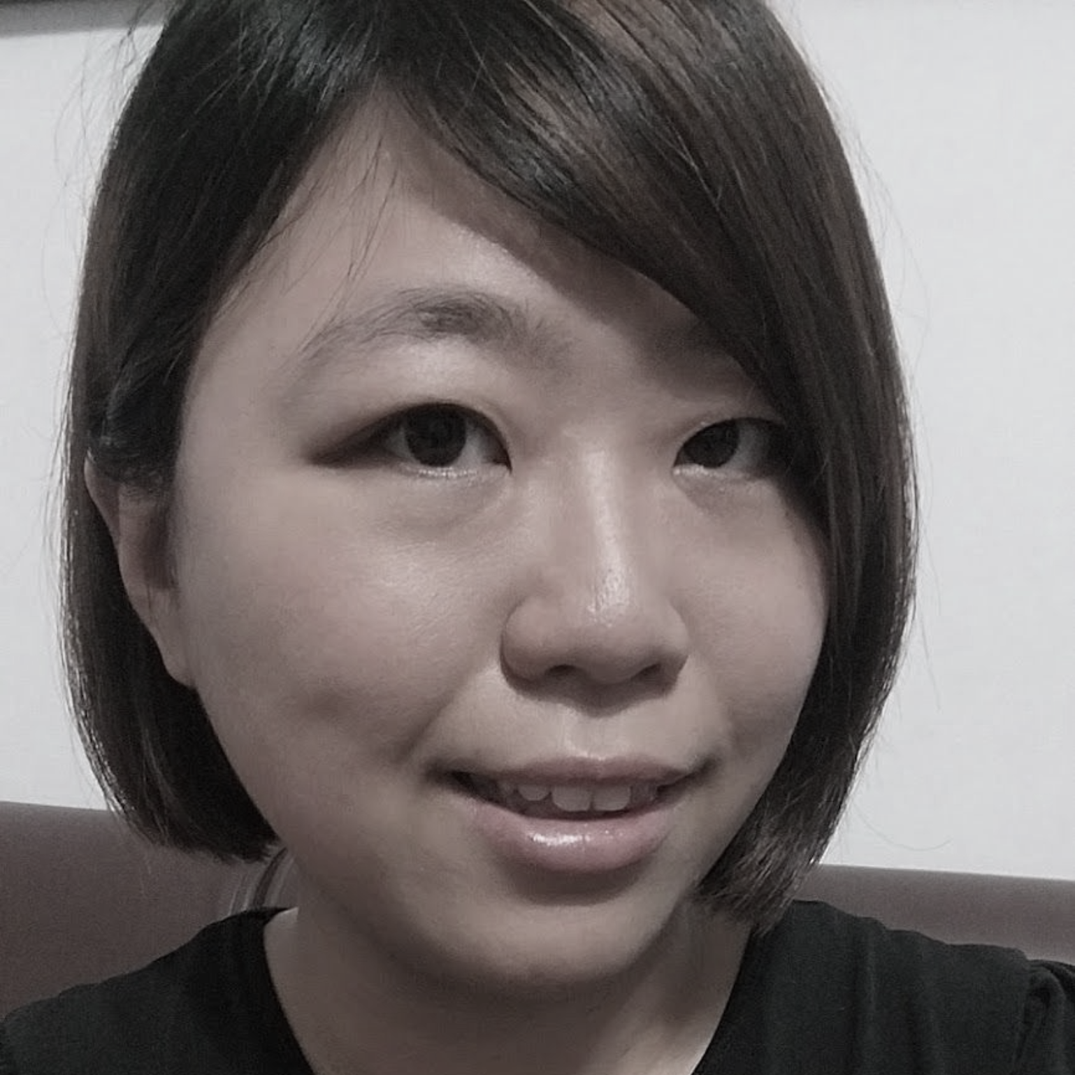 一張穿著西裝打領帶的男人的黑白照片。