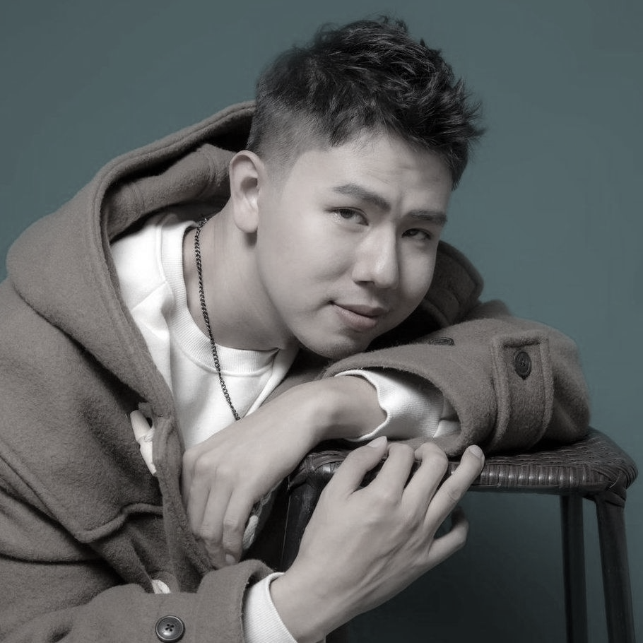 一張穿著西裝打領帶的男人的黑白照片。