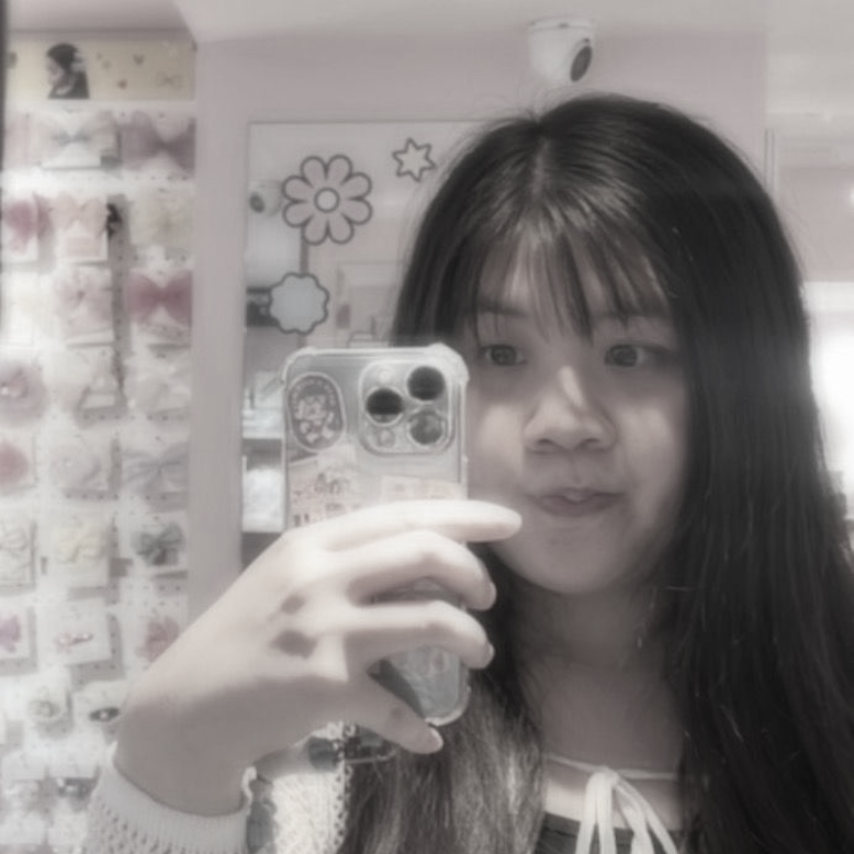 黑白照片中,一名身穿白色夾克的女子微笑著。