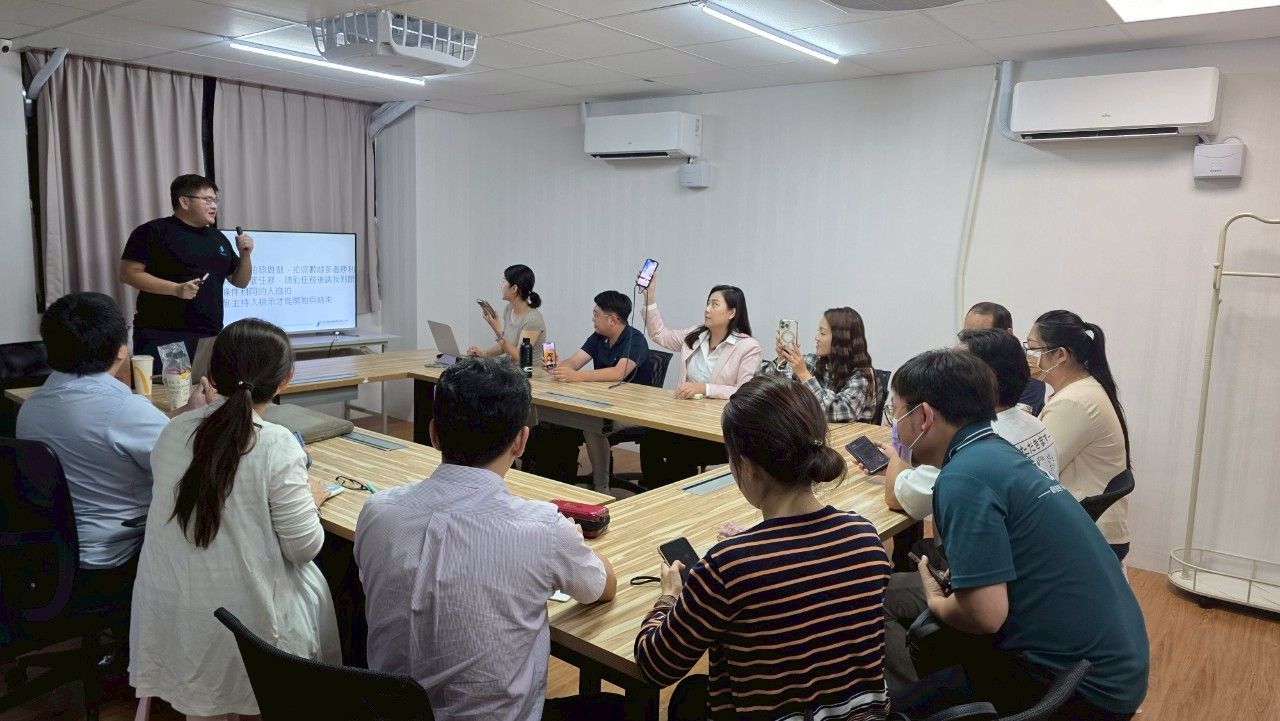 一群人正在客廳裡擺姿勢拍照。