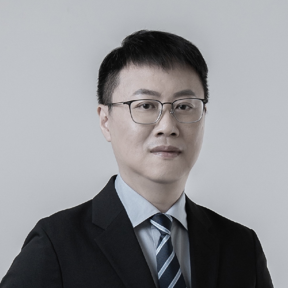 一張黑白照片,照片上是一位戴著掛繩、微笑的女人。